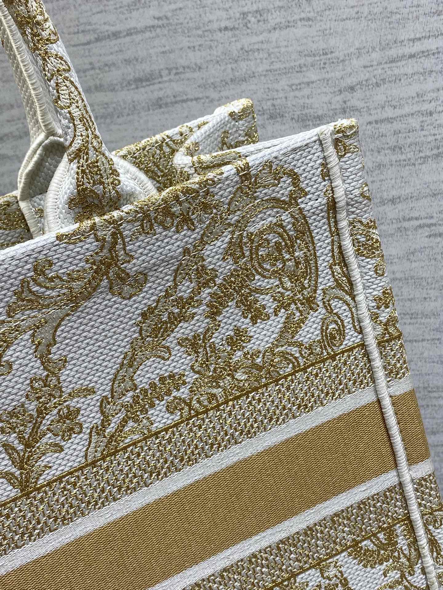 一比一Dior Book Tote 金白刺繡大尺寸托特包 商務通勤首選| 11 一比一Dior Book Tote 金白刺繡大尺寸托特包 商務通勤首選