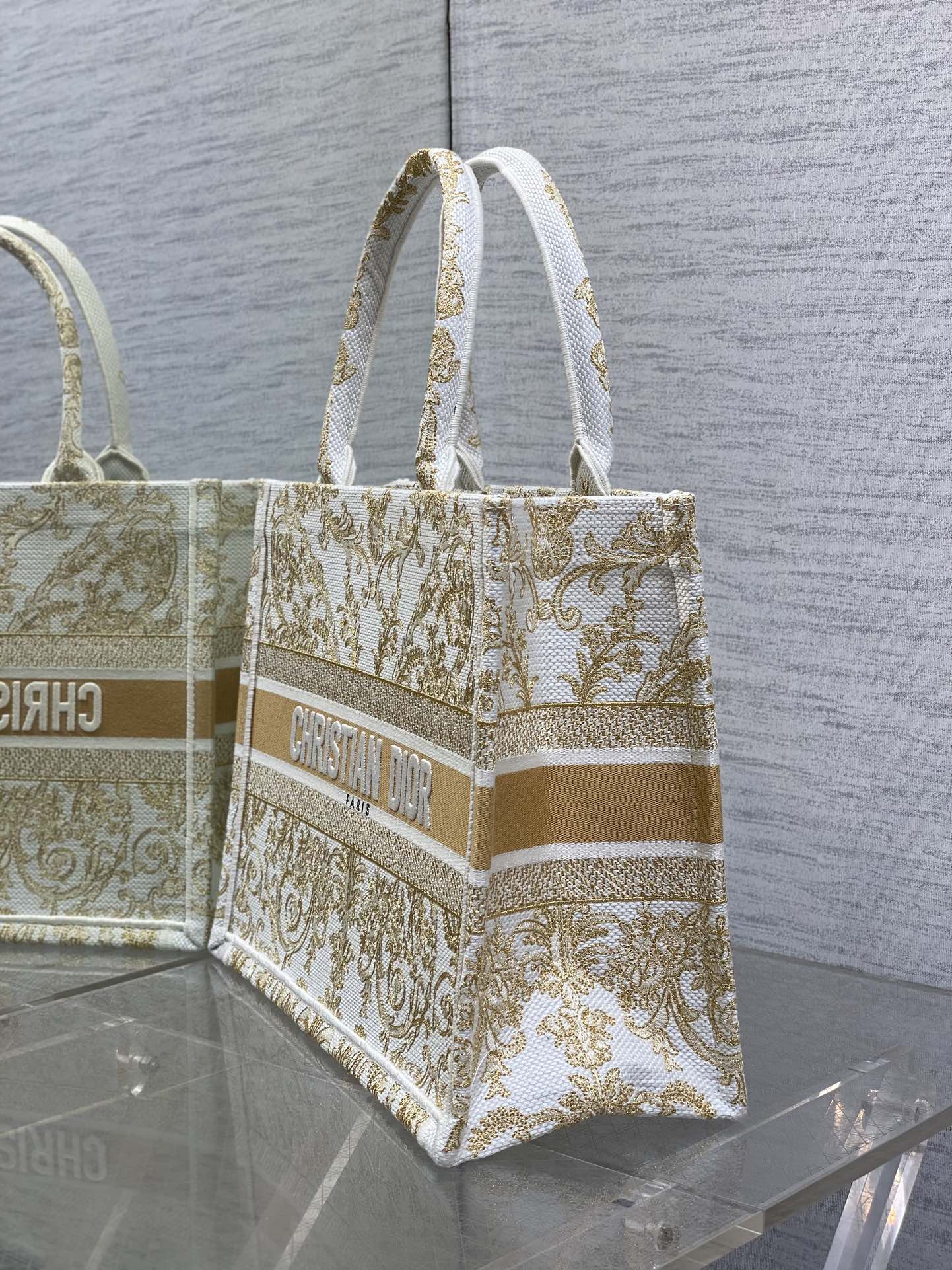 一比一Dior Book Tote 金白刺繡大尺寸托特包 商務通勤首選| 10 一比一Dior Book Tote 金白刺繡大尺寸托特包 商務通勤首選