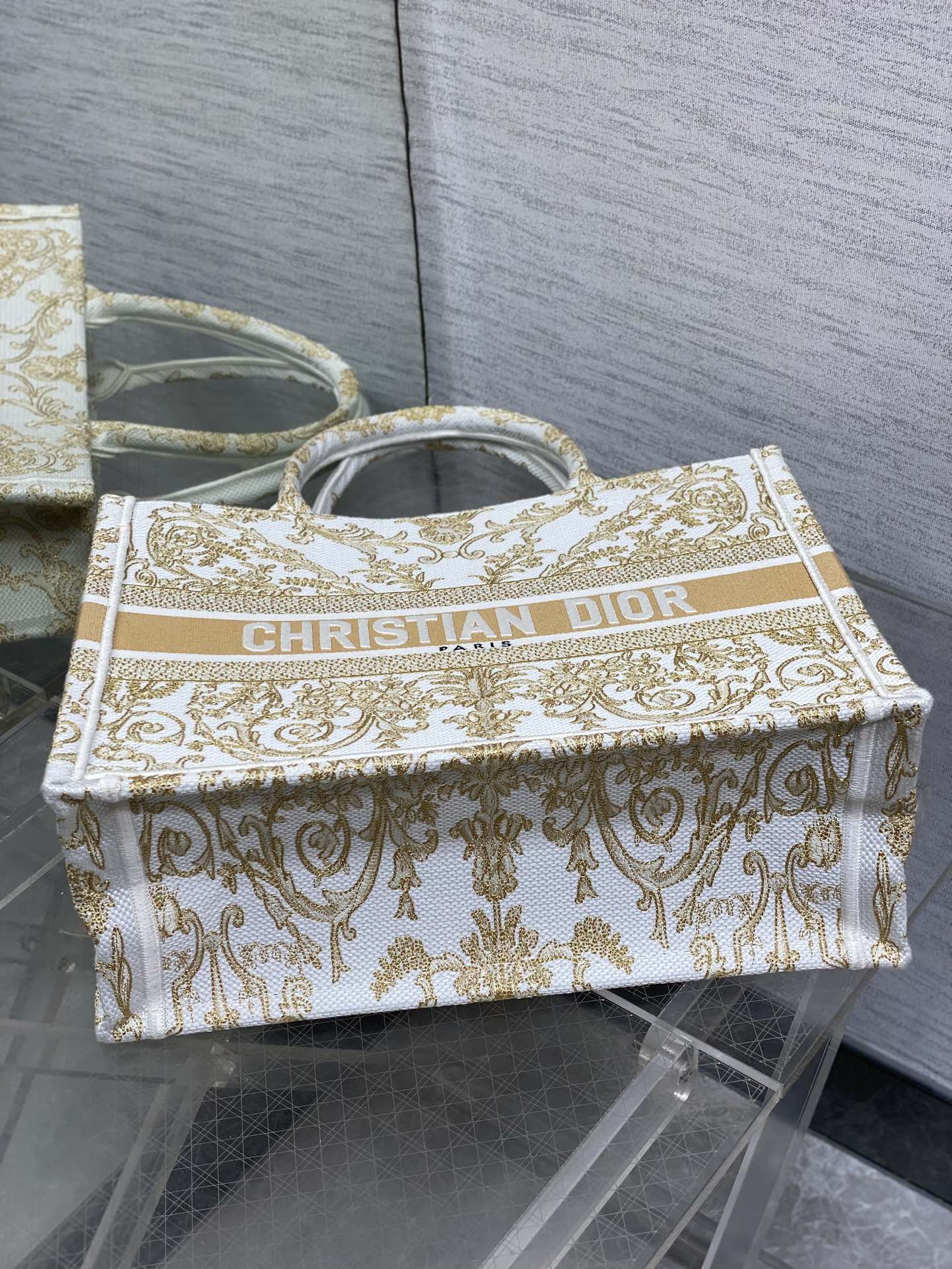 一比一Dior Book Tote 金白刺繡大尺寸托特包 商務通勤首選| 9 一比一Dior Book Tote 金白刺繡大尺寸托特包 商務通勤首選