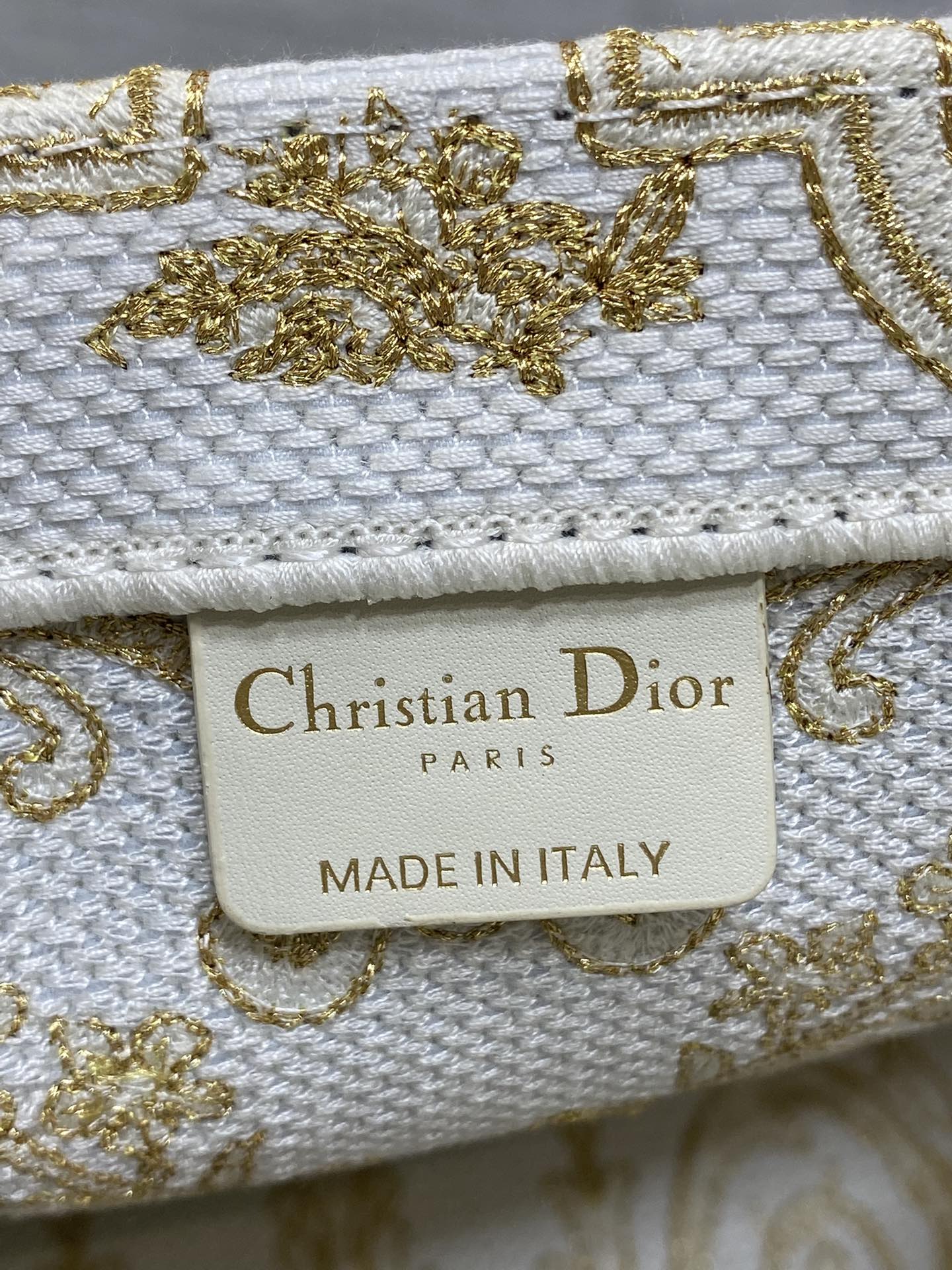 一比一Dior Book Tote 金白刺繡大尺寸托特包 商務通勤首選| 7 一比一Dior Book Tote 金白刺繡大尺寸托特包 商務通勤首選