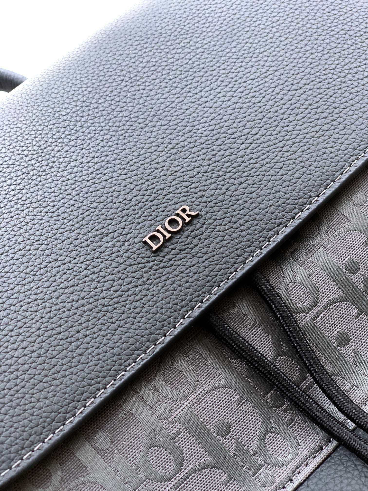 Dior 高仿男款老花後背包 壓扣設計大容量休閒風| 8 Dior 高仿男款老花後背包 壓扣設計大容量休閒風