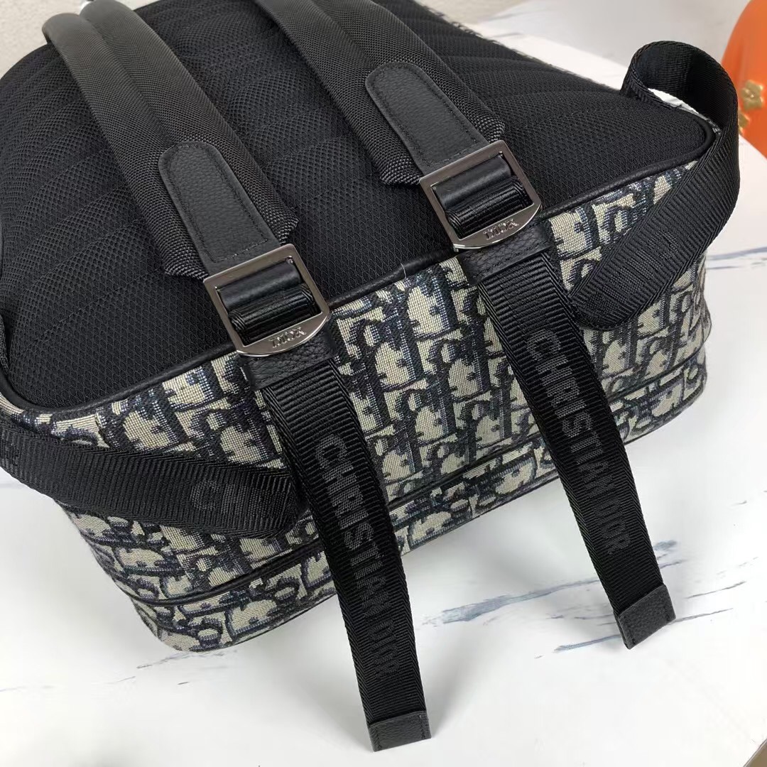 Dior 一比一老花帆布後背包 灰底黑字復刻版型| 10 Dior 一比一老花帆布後背包 灰底黑字復刻版型