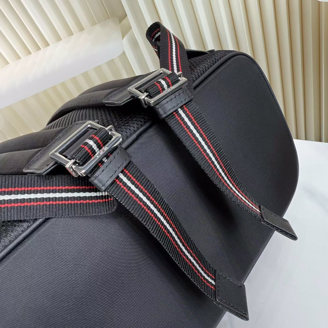 Dior 原單男士後背包 黑色掀蓋設計附蜂刺繡飾| 11 Dior 原單男士後背包 黑色掀蓋設計附蜂刺繡飾