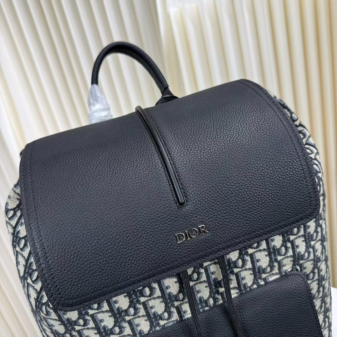 Dior 高仿老花拼皮男士後背包 經典掀蓋設計大容量款| 11 Dior 高仿老花拼皮男士後背包 經典掀蓋設計大容量款