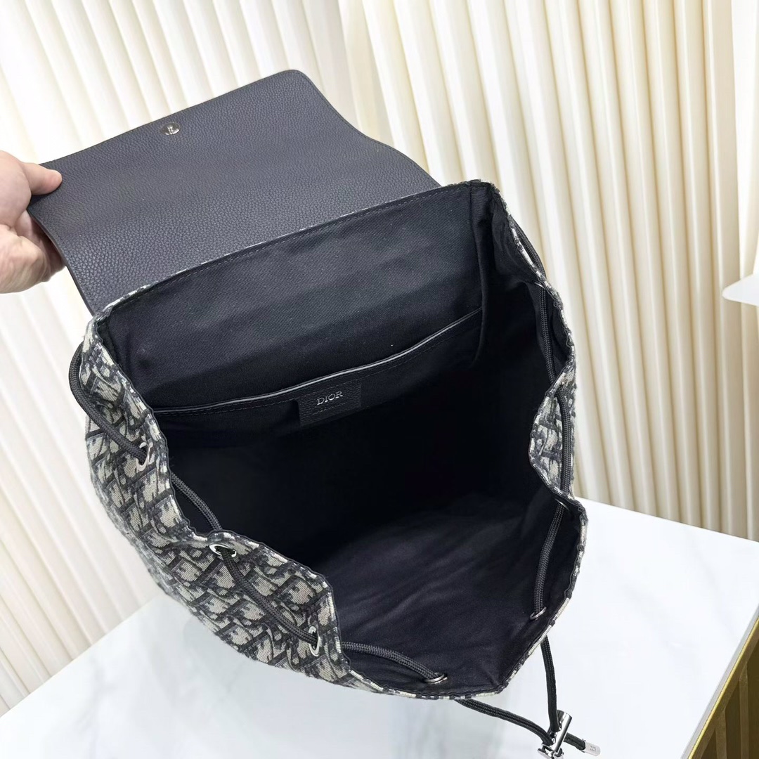 Dior 高仿老花拼皮男士後背包 經典掀蓋設計大容量款| 8 Dior 高仿老花拼皮男士後背包 經典掀蓋設計大容量款