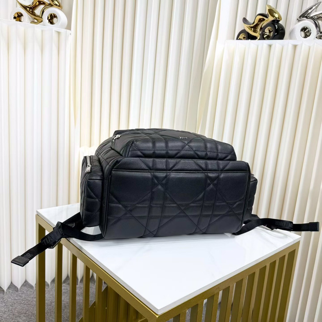 Dior 高仿幾何壓紋男士後背包 真皮立體設計感十足| 9 Dior 高仿幾何壓紋男士後背包 真皮立體設計感十足