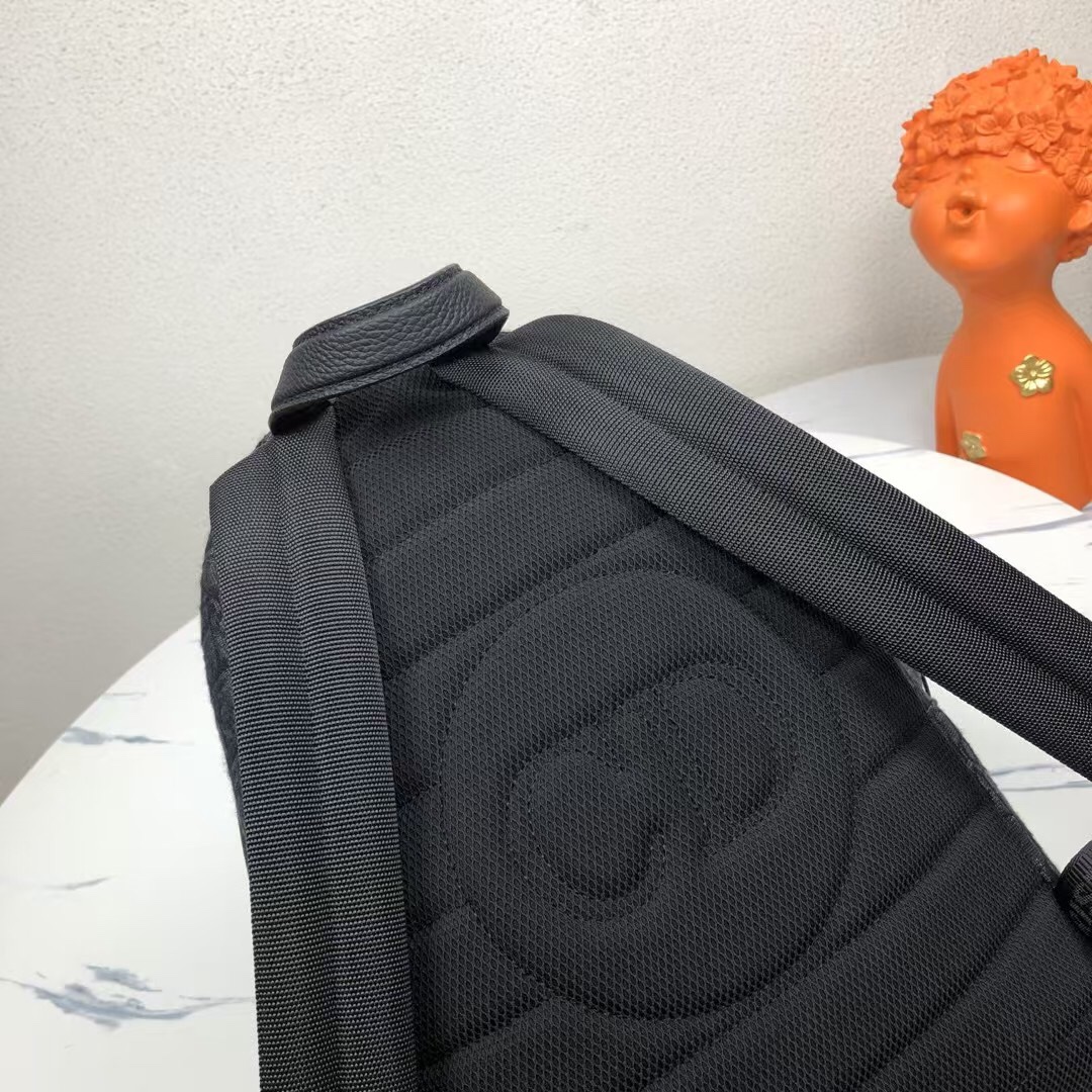 Dior 一比一黑花小尺寸男士後背包 都會簡約風格款| 11 Dior 一比一黑花小尺寸男士後背包 都會簡約風格款