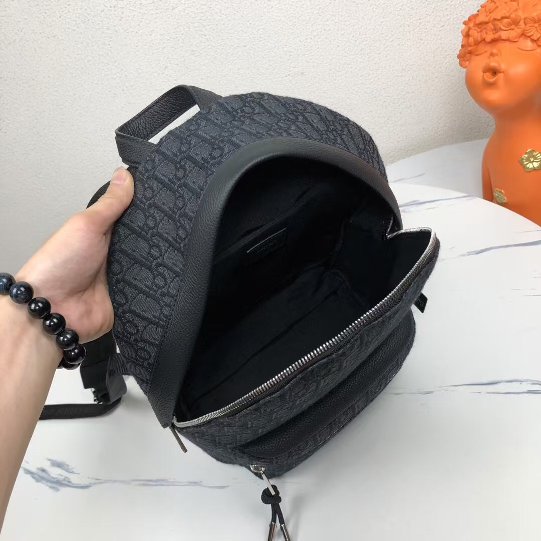 Dior 一比一黑花小尺寸男士後背包 都會簡約風格款| 8 Dior 一比一黑花小尺寸男士後背包 都會簡約風格款