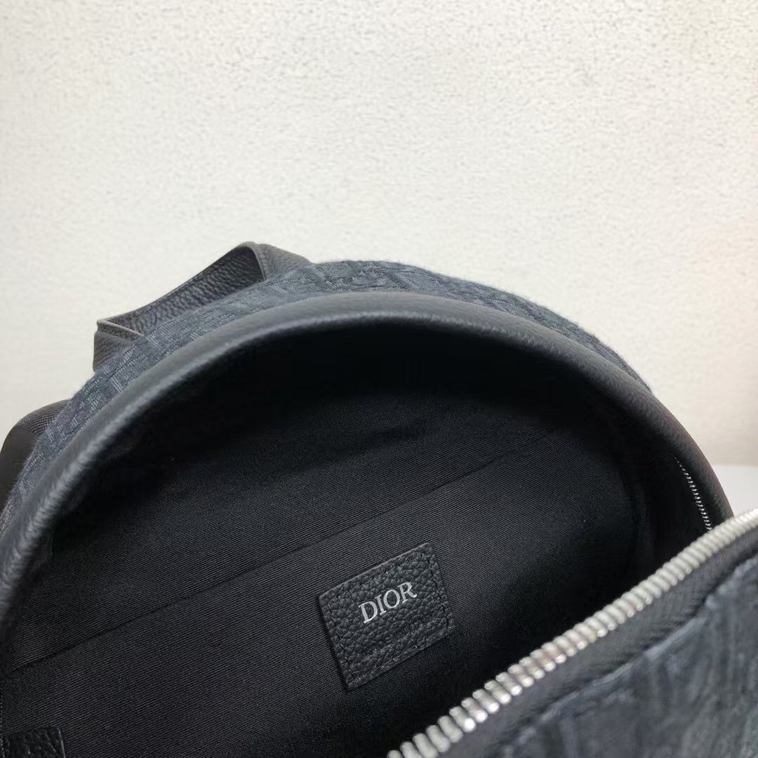 Dior 一比一黑花小尺寸男士後背包 都會簡約風格款| 7 Dior 一比一黑花小尺寸男士後背包 都會簡約風格款