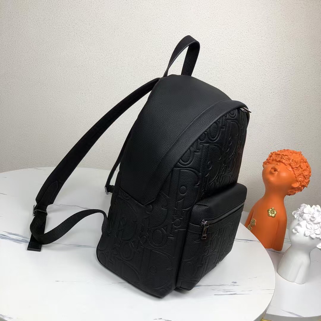 Dior 高仿浮雕黑色後背包 全皮壓紋大字母款| 14 Dior 高仿浮雕黑色後背包 全皮壓紋大字母款