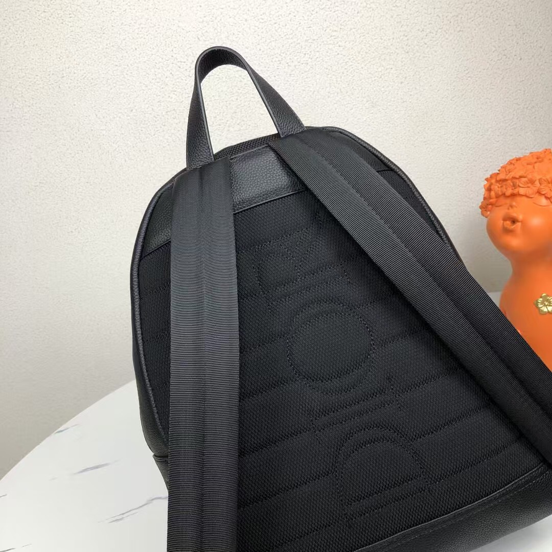 Dior 高仿浮雕黑色後背包 全皮壓紋大字母款| 11 Dior 高仿浮雕黑色後背包 全皮壓紋大字母款