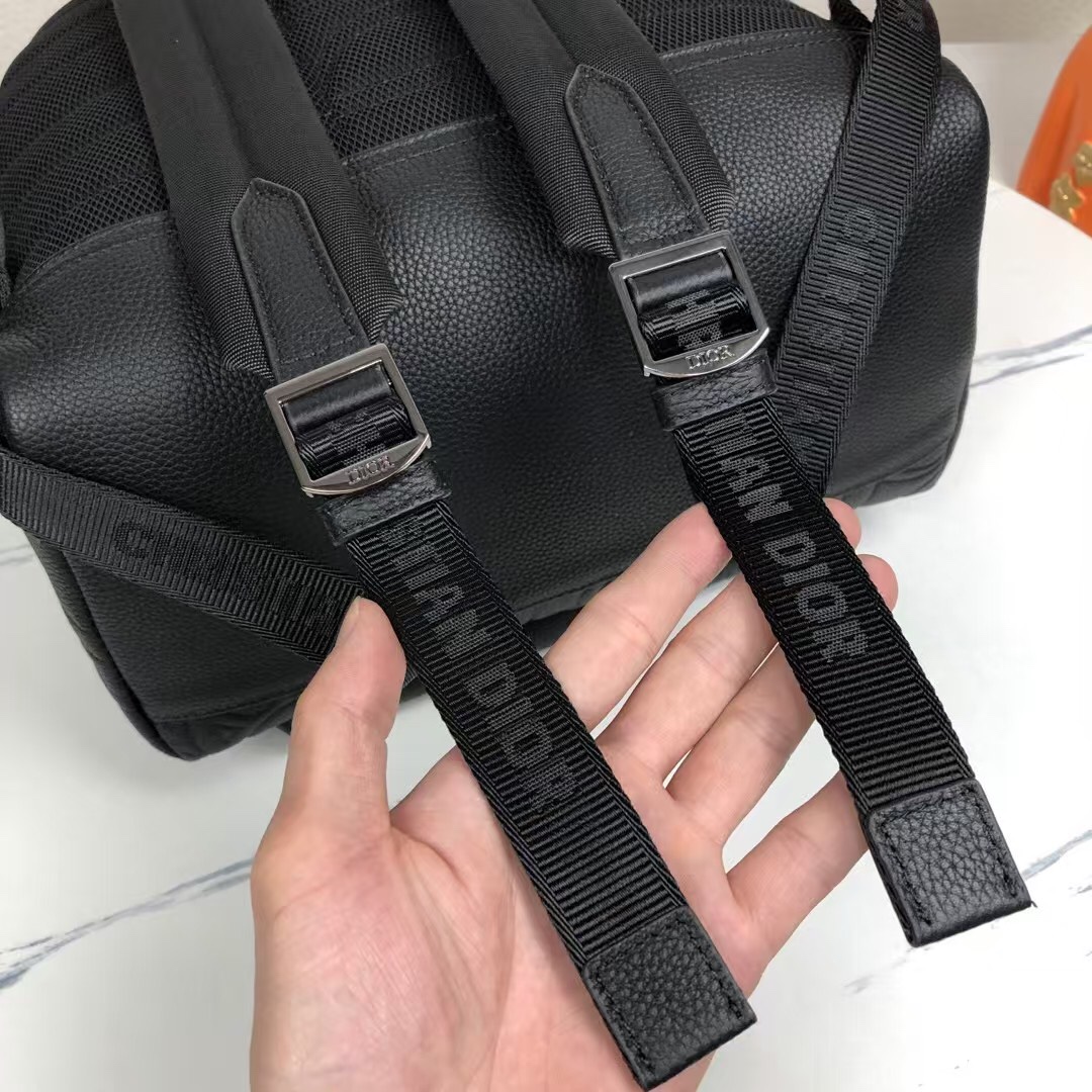 Dior 高仿浮雕黑色後背包 全皮壓紋大字母款| 10 Dior 高仿浮雕黑色後背包 全皮壓紋大字母款