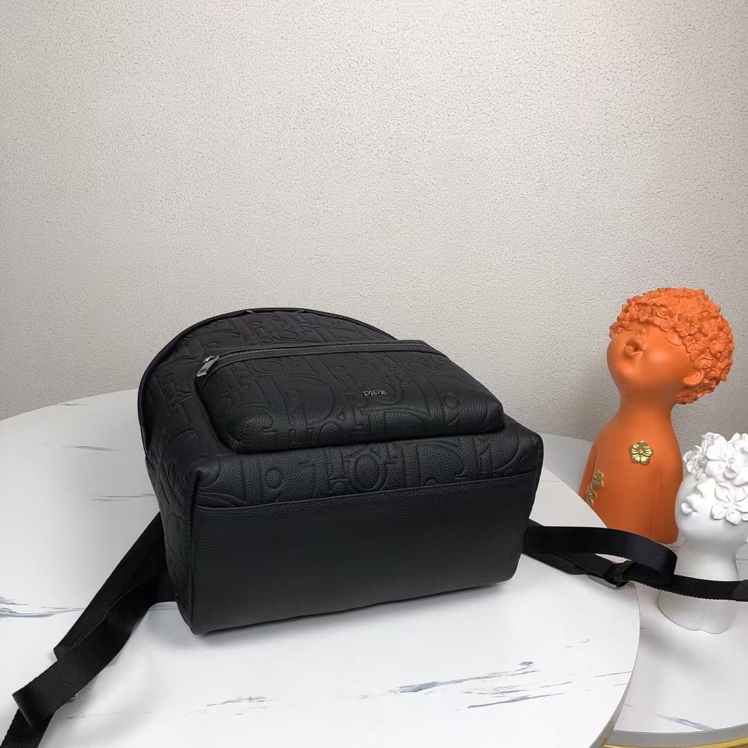 Dior 高仿浮雕黑色後背包 全皮壓紋大字母款| 9 Dior 高仿浮雕黑色後背包 全皮壓紋大字母款