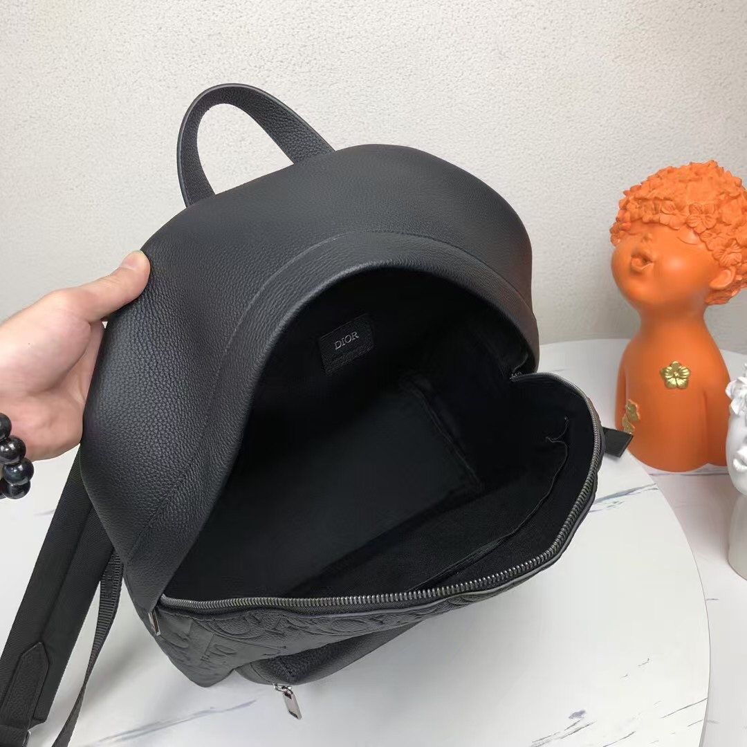 Dior 高仿浮雕黑色後背包 全皮壓紋大字母款| 8 Dior 高仿浮雕黑色後背包 全皮壓紋大字母款