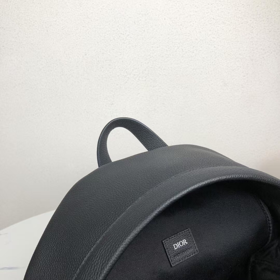 Dior 高仿浮雕黑色後背包 全皮壓紋大字母款| 7 Dior 高仿浮雕黑色後背包 全皮壓紋大字母款