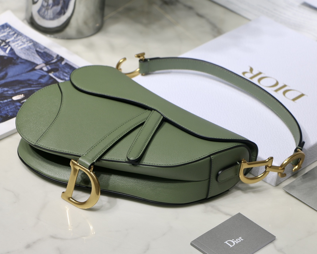 Dior 高仿馬鞍包 綠色牛皮金屬D字扣 典藏級復刻設計| 10 Dior 高仿馬鞍包 綠色牛皮金屬D字扣 典藏級復刻設計