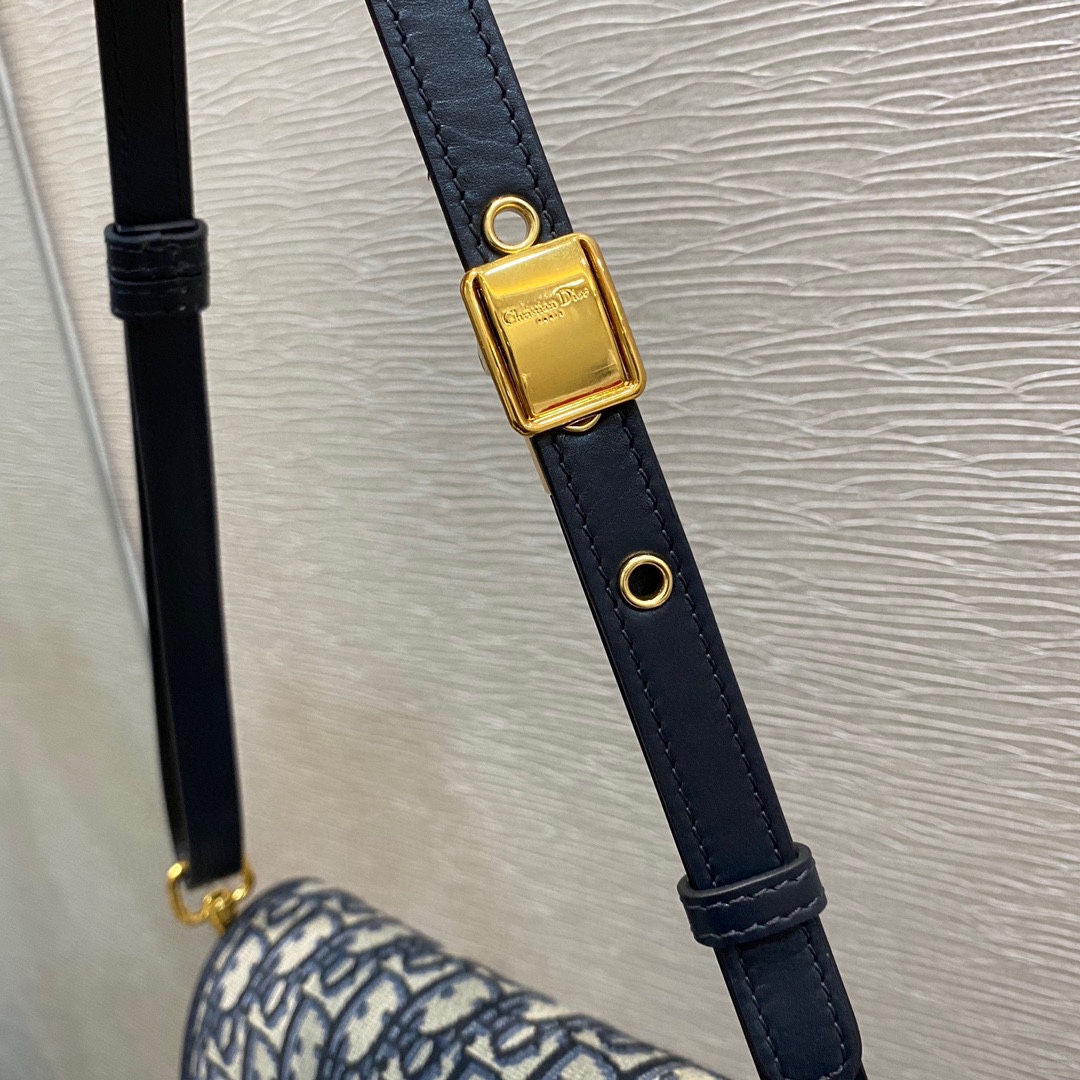 Dior 高仿 Oblique 女士老花Bobby半月包 經典黑金五金配色設計感強| 10 Dior 高仿 Oblique 女士老花Bobby半月包 經典黑金五金配色設計感強