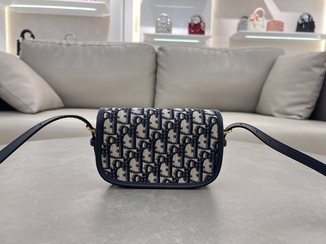 Dior 高仿迷你老花Bobby半月包 女士精品款 小巧輕便百搭設計| 14 Dior 高仿迷你老花Bobby半月包 女士精品款 小巧輕便百搭設計