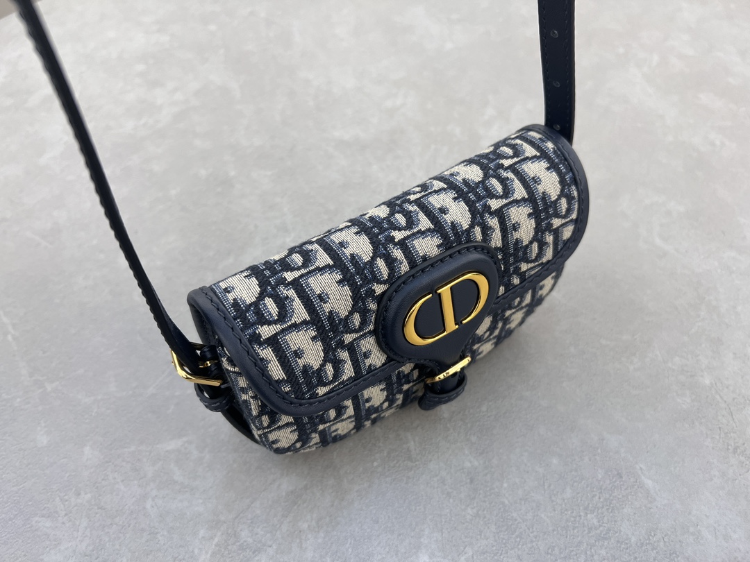 Dior 高仿迷你老花Bobby半月包 女士精品款 小巧輕便百搭設計| 13 Dior 高仿迷你老花Bobby半月包 女士精品款 小巧輕便百搭設計