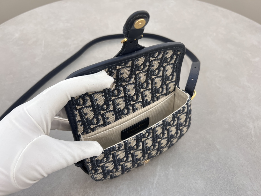 Dior 高仿迷你老花Bobby半月包 女士精品款 小巧輕便百搭設計| 9 Dior 高仿迷你老花Bobby半月包 女士精品款 小巧輕便百搭設計