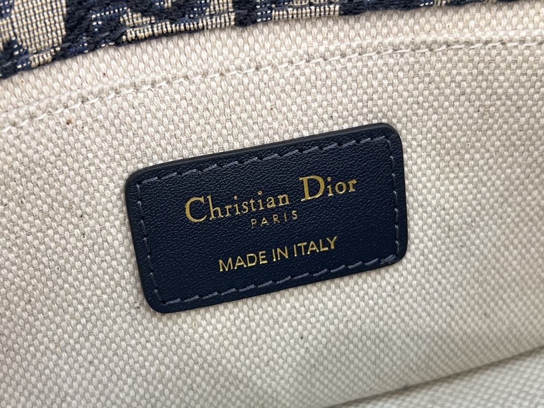 Dior 高仿迷你老花Bobby半月包 女士精品款 小巧輕便百搭設計| 8 Dior 高仿迷你老花Bobby半月包 女士精品款 小巧輕便百搭設計