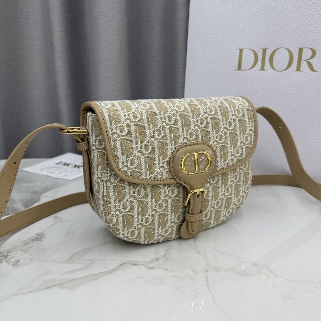 Dior 一比一卡其老花Bobby半月包 女士款清新百搭 知性風格必備| 14 Dior 一比一卡其老花Bobby半月包 女士款清新百搭 知性風格必備