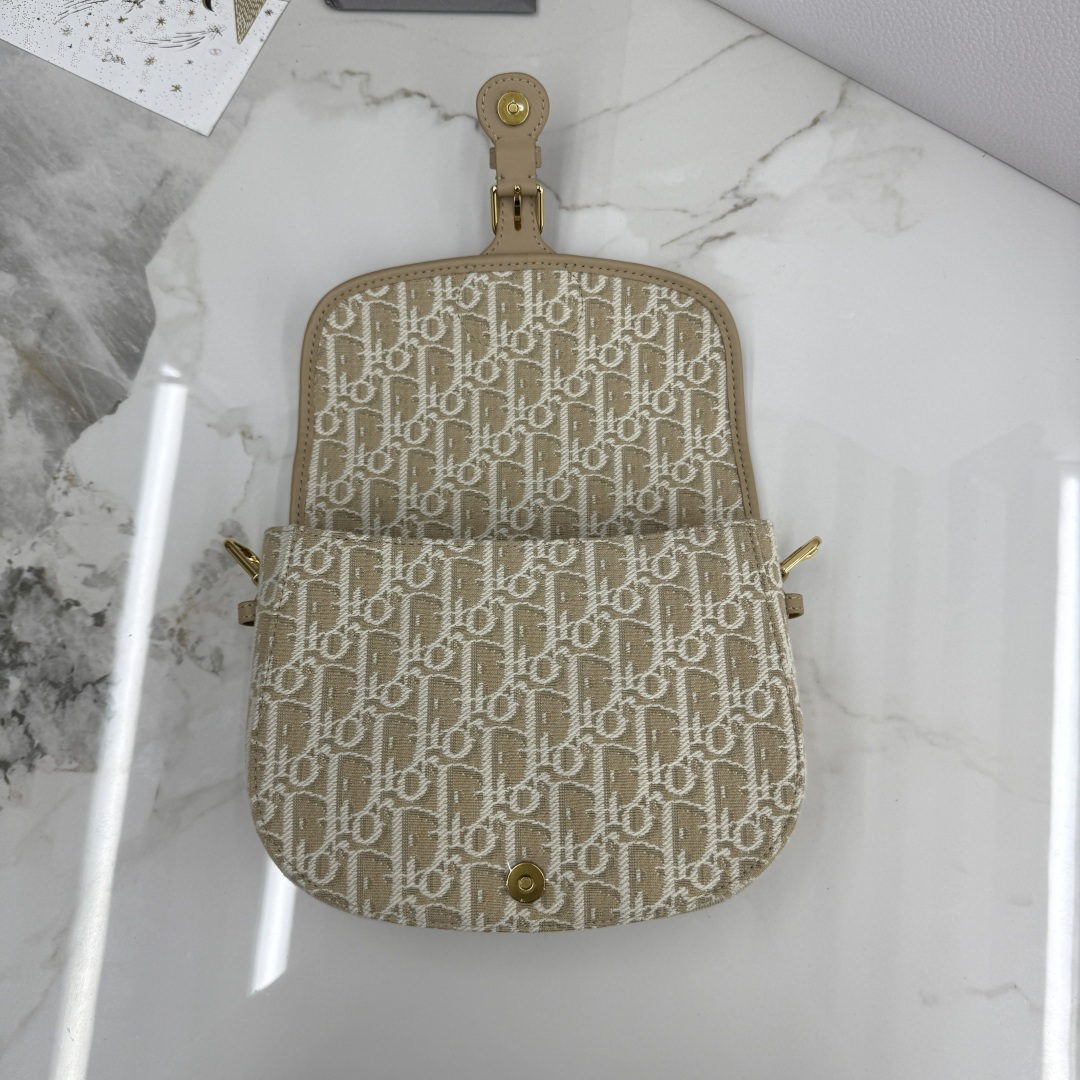 Dior 一比一卡其老花Bobby半月包 女士款清新百搭 知性風格必備| 9 Dior 一比一卡其老花Bobby半月包 女士款清新百搭 知性風格必備