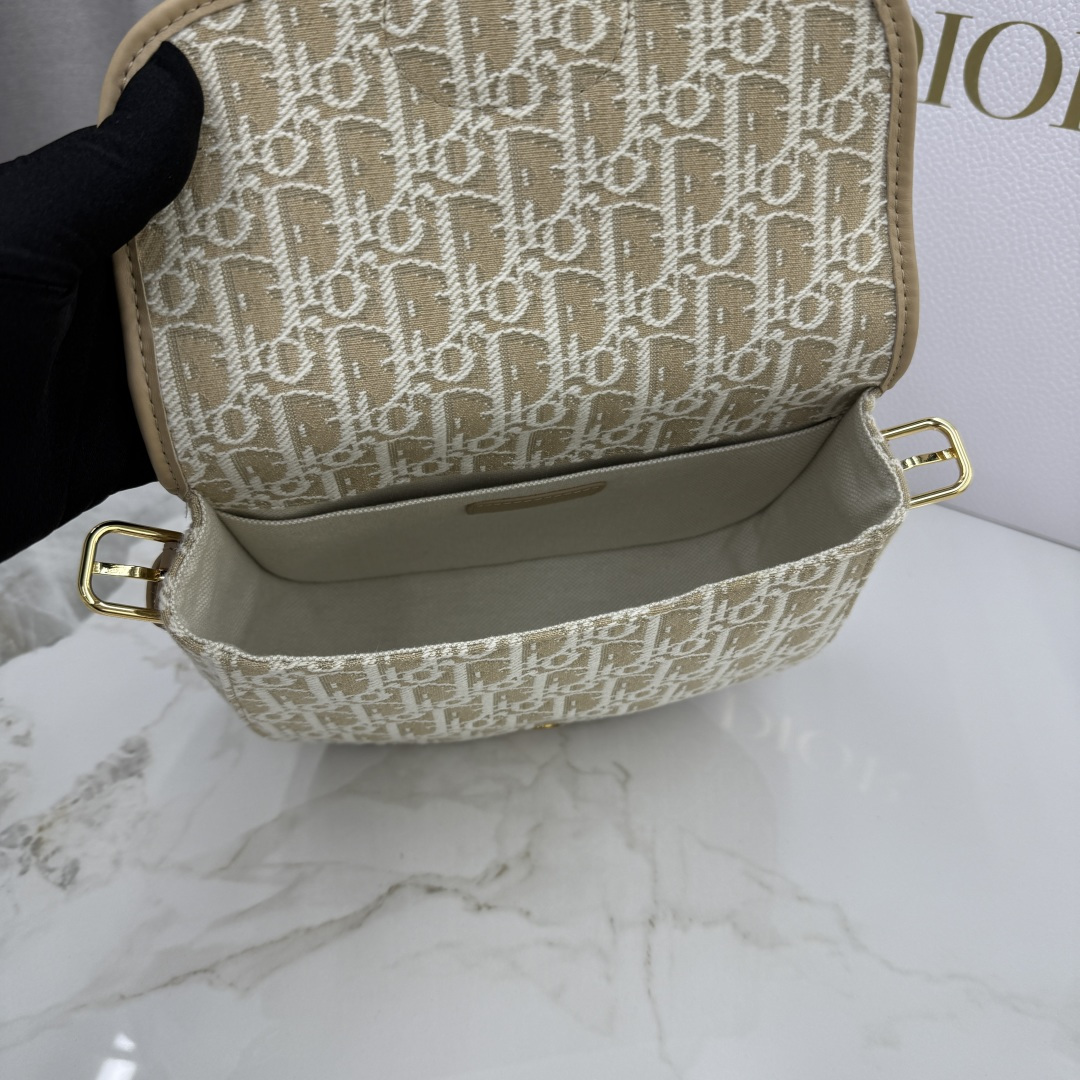 Dior 一比一卡其老花Bobby半月包 女士款清新百搭 知性風格必備| 8 Dior 一比一卡其老花Bobby半月包 女士款清新百搭 知性風格必備