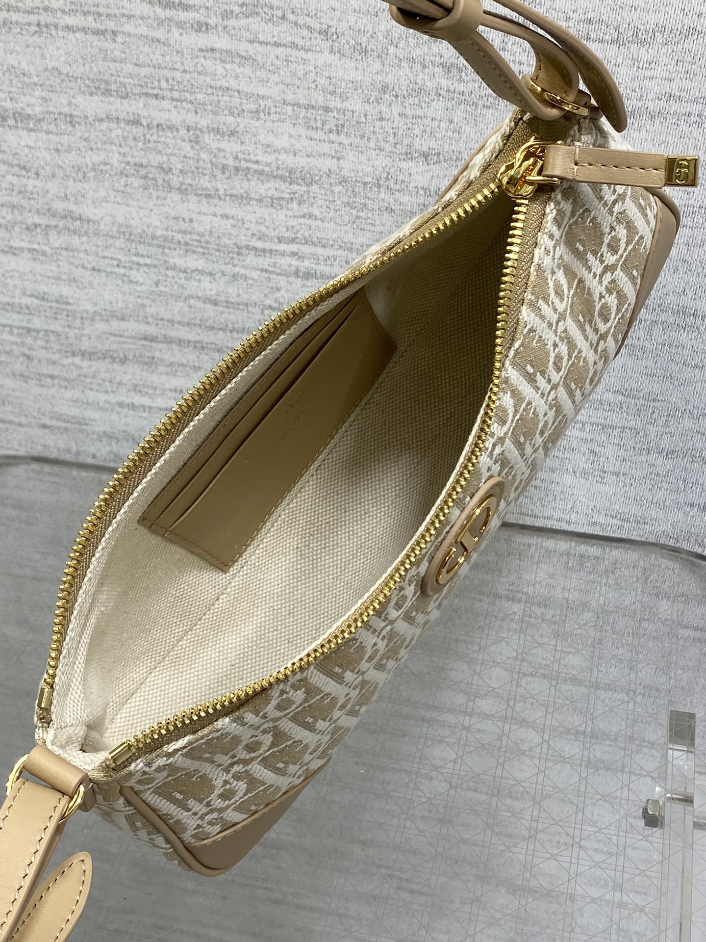 Dior一比一CD Logo肩背包 奶茶配色精緻織布款 女士復古法式包| 8 Dior一比一CD Logo肩背包 奶茶配色精緻織布款 女士復古法式包