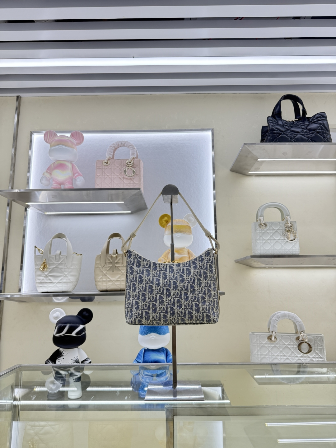 Dior高仿女款老花肩背包淺金提花字母圖騰優雅款| 14 Dior高仿女款老花肩背包淺金提花字母圖騰優雅款