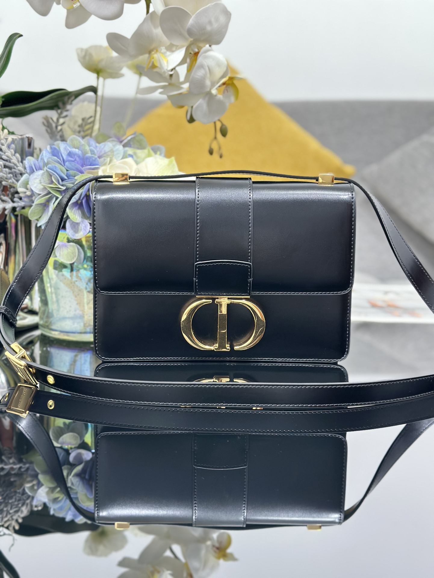 Dior一比一30 Montaigne黑色牛皮包 女士金屬CD優雅斜背款