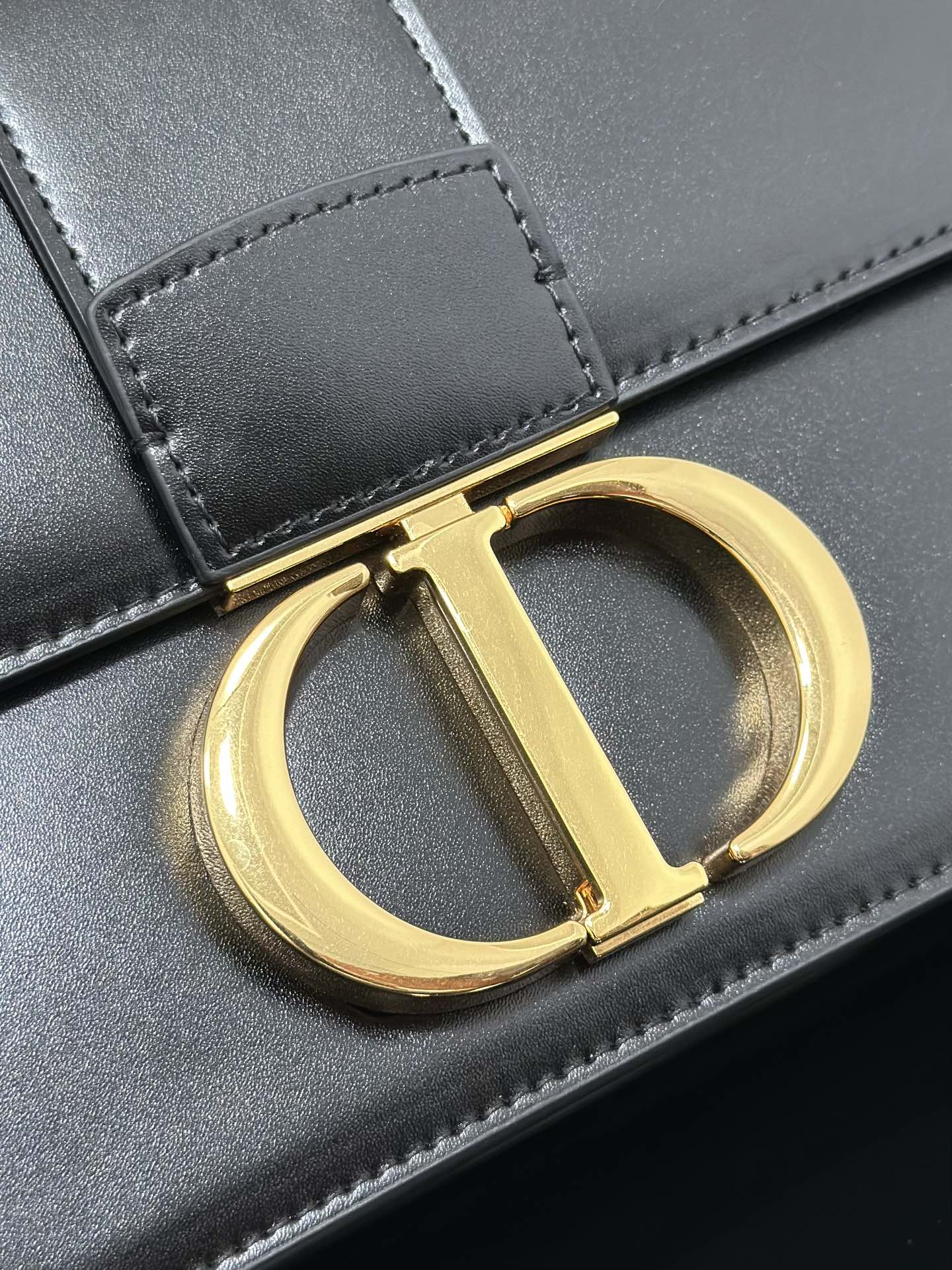Dior一比一30 Montaigne黑色牛皮包 女士金屬CD優雅斜背款| 10 Dior一比一30 Montaigne黑色牛皮包 女士金屬CD優雅斜背款