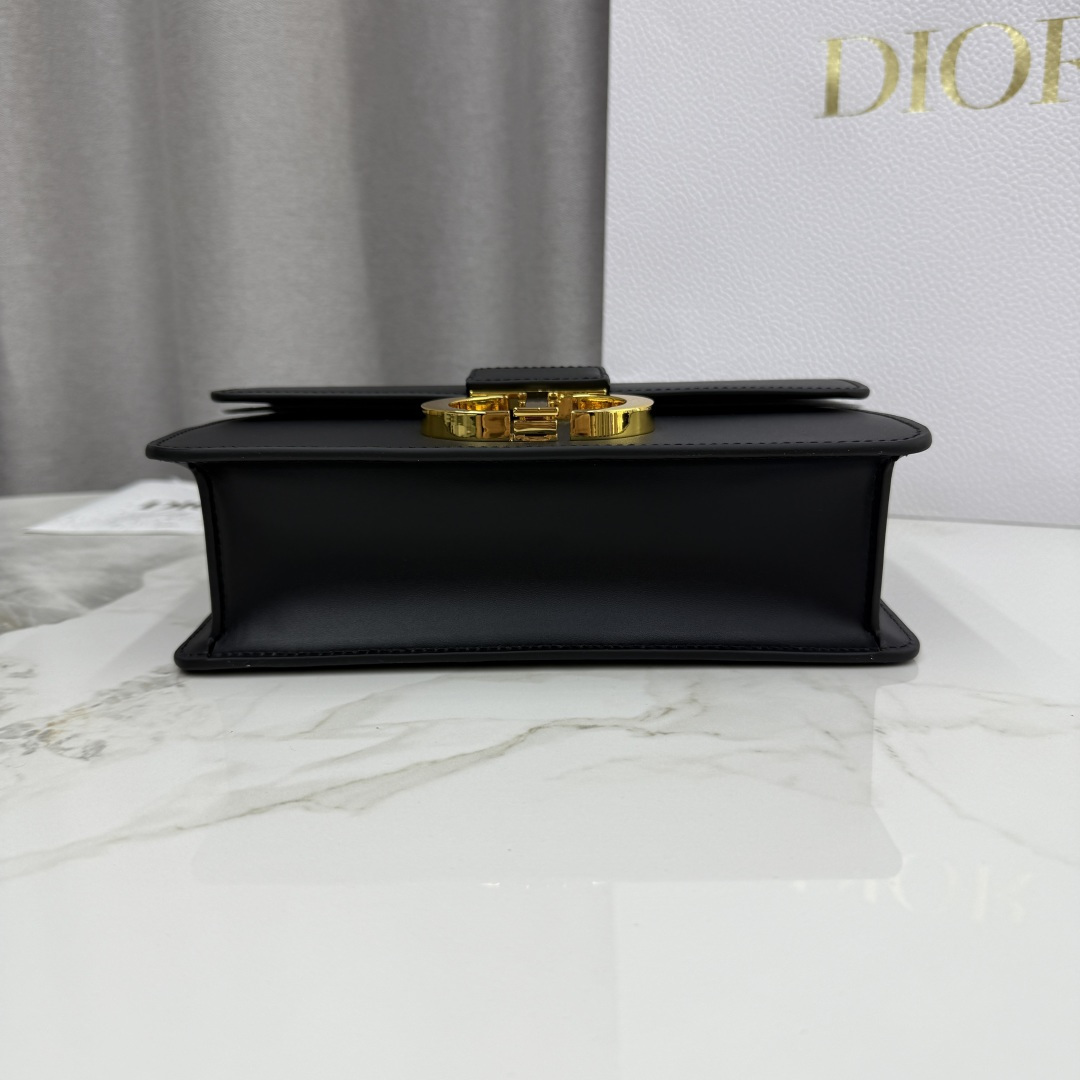 Dior高仿30 Montaigne黑色斜背包 金扣皮革設計款 通勤百搭款| 10 Dior高仿30 Montaigne黑色斜背包 金扣皮革設計款 通勤百搭款