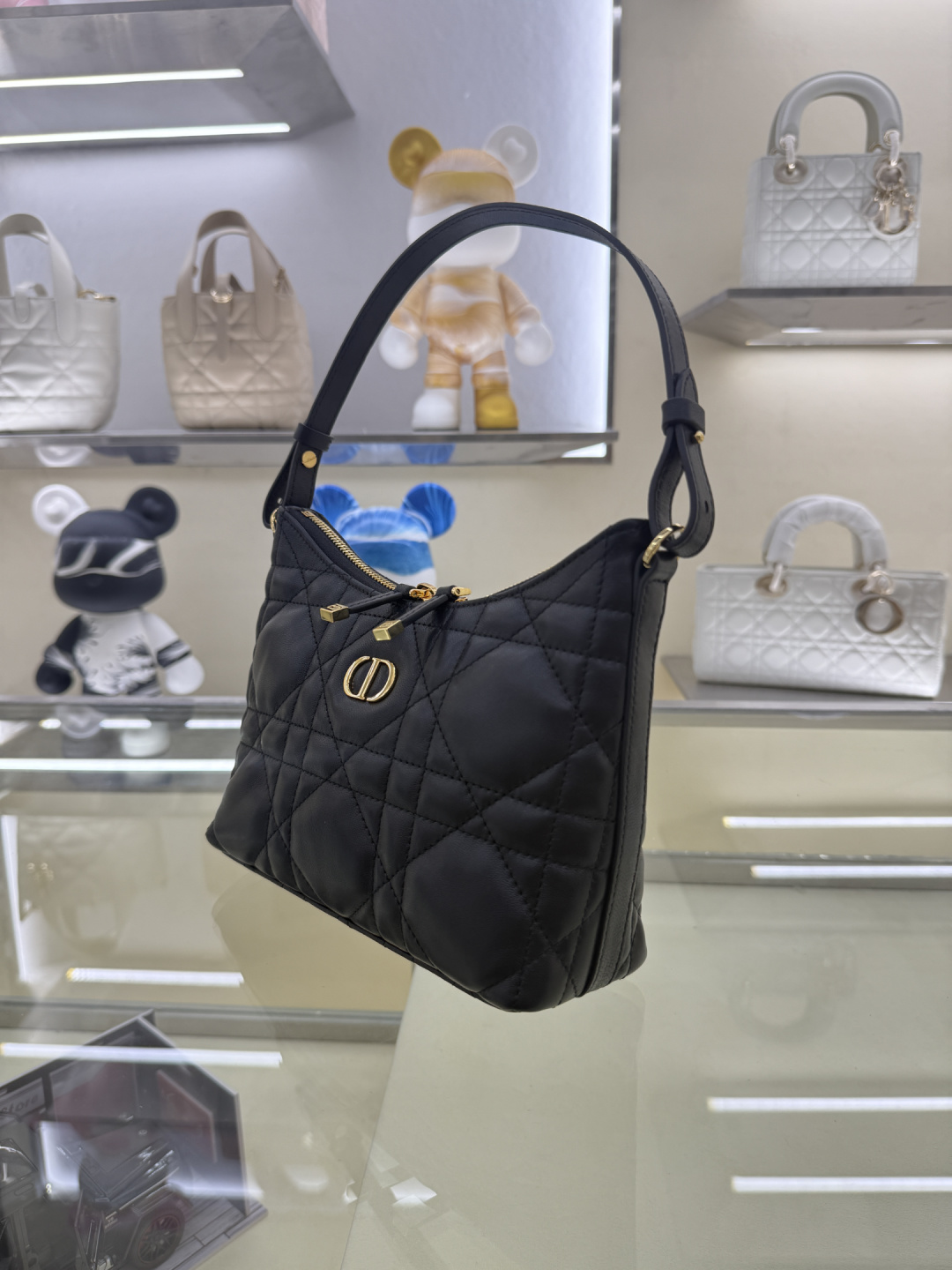Dior高仿女款黑色手提包經典菱格紋路低調奢華| 10 Dior高仿女款黑色手提包經典菱格紋路低調奢華
