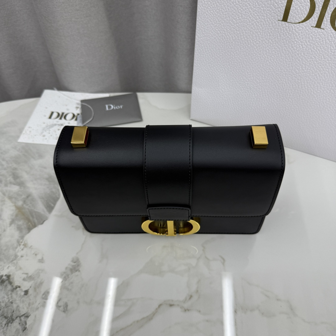 Dior高仿30 Montaigne黑色斜背包 金扣皮革設計款 通勤百搭款| 9 Dior高仿30 Montaigne黑色斜背包 金扣皮革設計款 通勤百搭款