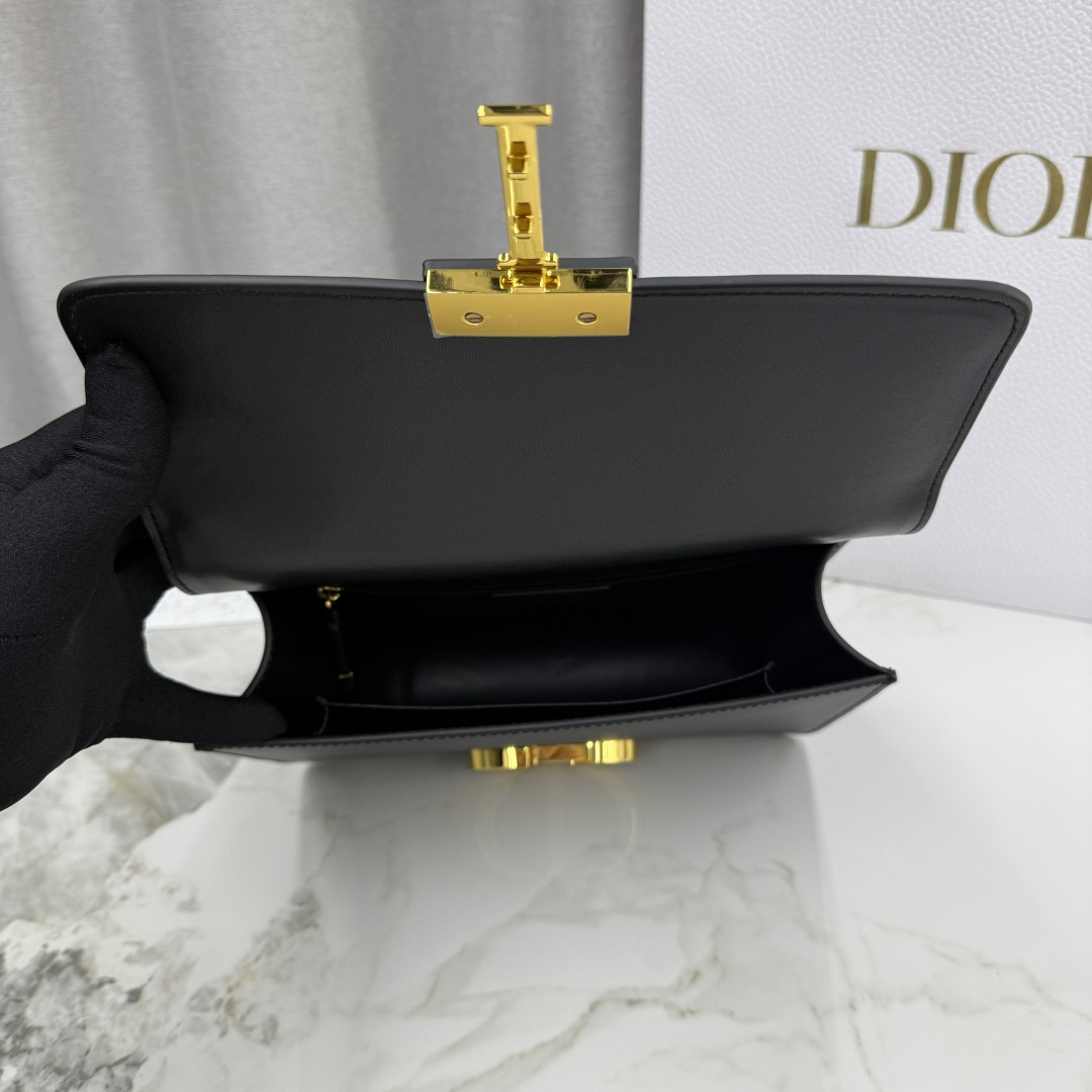 Dior高仿30 Montaigne黑色斜背包 金扣皮革設計款 通勤百搭款| 8 Dior高仿30 Montaigne黑色斜背包 金扣皮革設計款 通勤百搭款