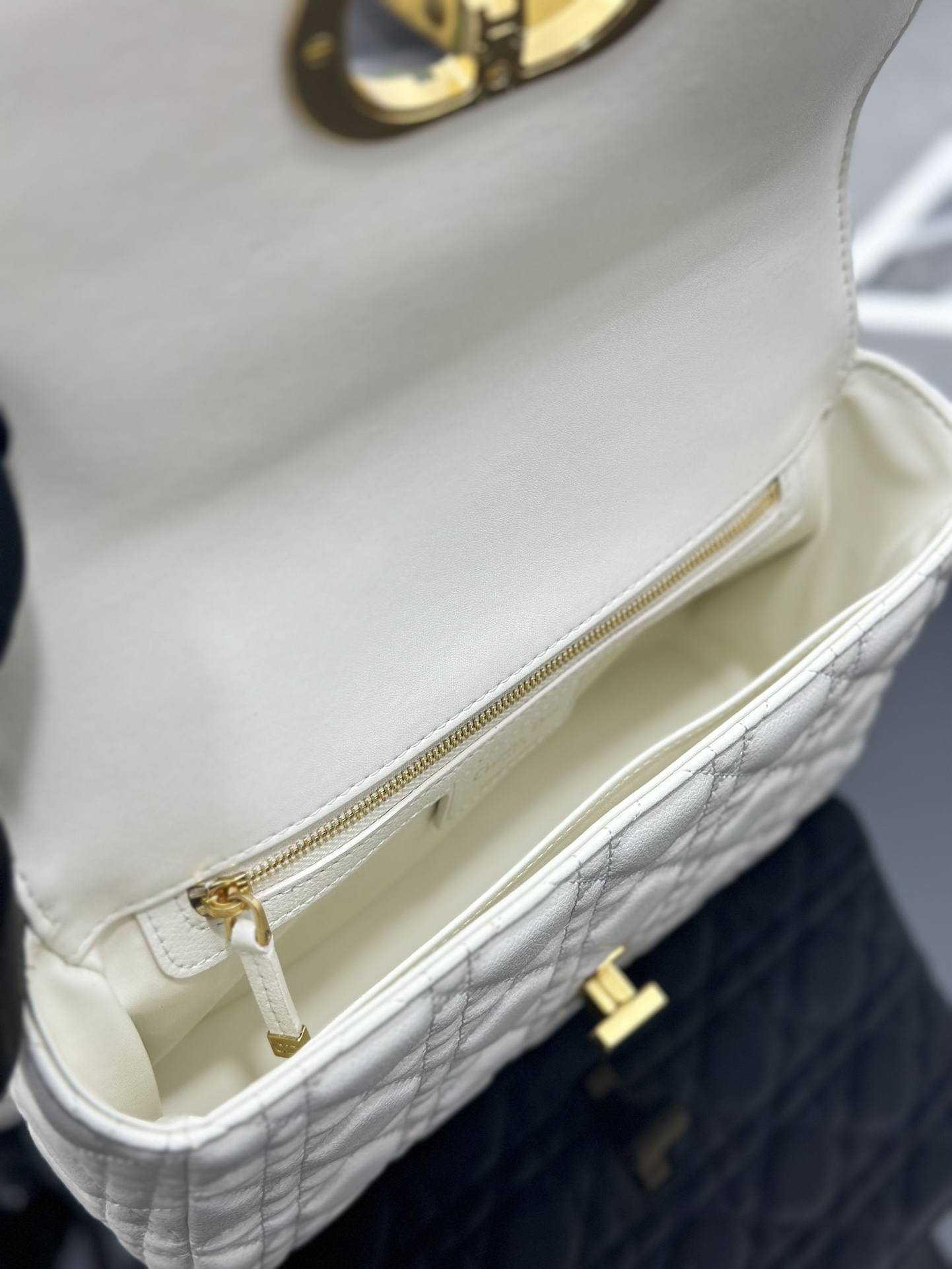 Dior高仿女款白色菱格鍊條包小香風金扣設計亮眼款| 9 Dior高仿女款白色菱格鍊條包小香風金扣設計亮眼款