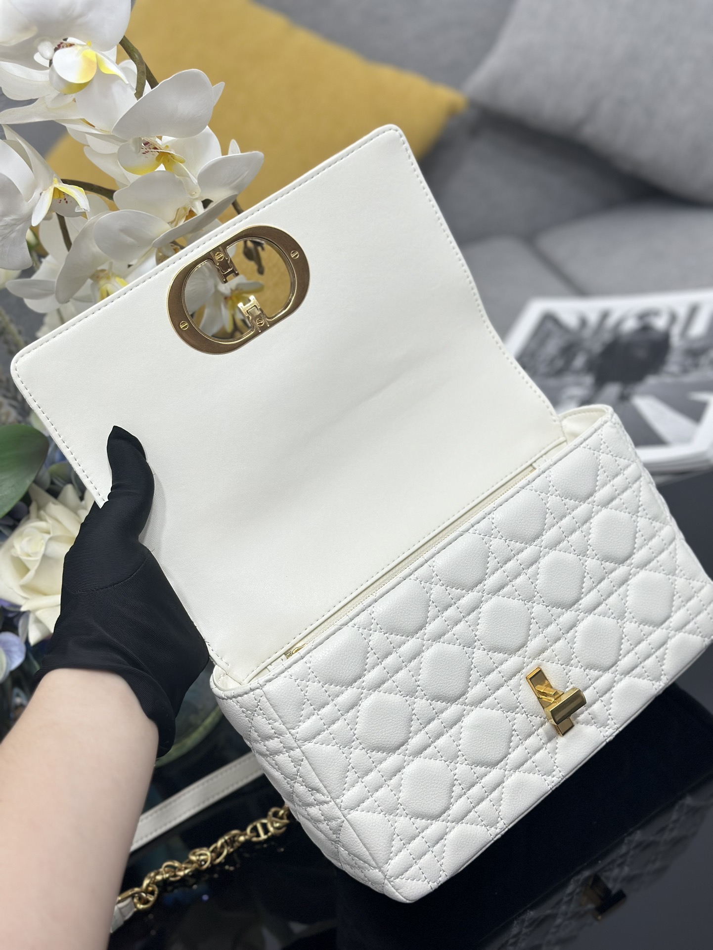 Dior高仿女款白色菱格鍊條包小香風金扣設計亮眼款| 8 Dior高仿女款白色菱格鍊條包小香風金扣設計亮眼款