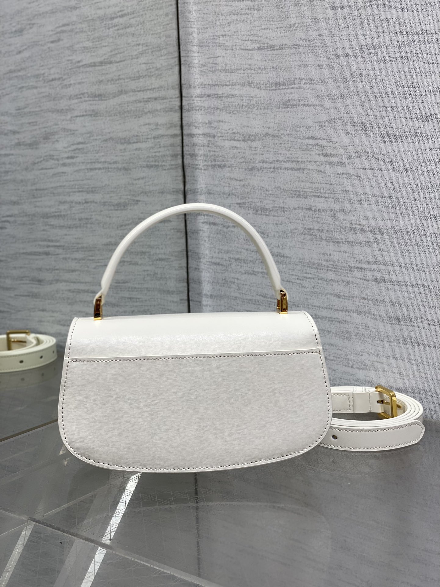 Dior高仿女款白色手提小包光澤皮革金扣優雅氣質| 13 Dior高仿女款白色手提小包光澤皮革金扣優雅氣質