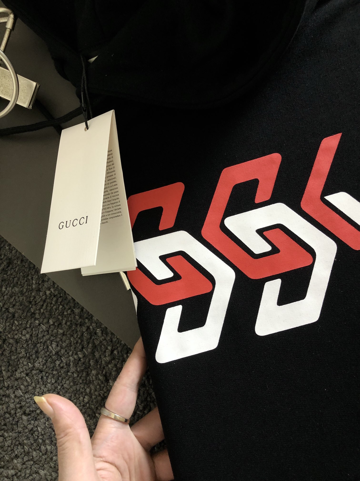 Gucci一比一黑色連帽衛衣潮流感字母設計男女皆宜款| 9 Gucci一比一黑色連帽衛衣潮流感字母設計男女皆宜款