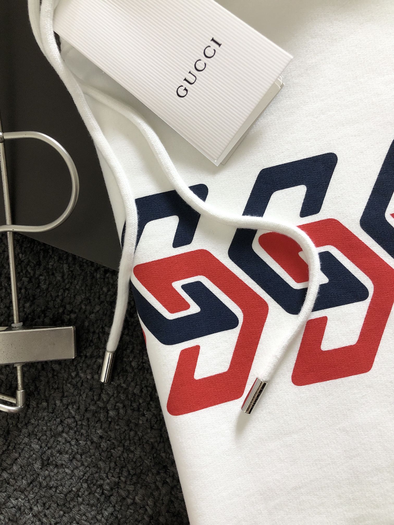 Gucci原單白色連帽帽T簡約感幾何字樣男女款必備日常單品| 11 Gucci原單白色連帽帽T簡約感幾何字樣男女款必備日常單品