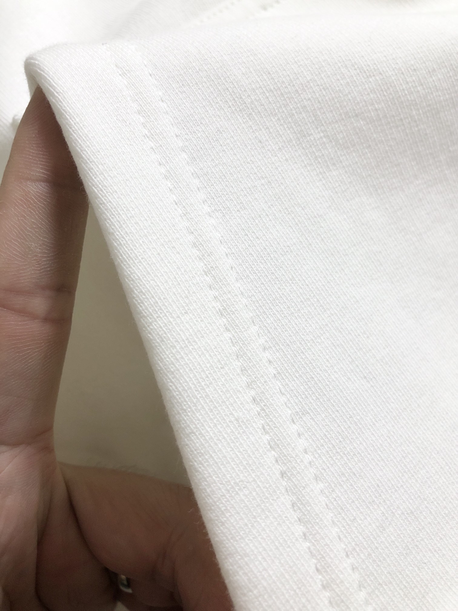 Gucci原單白色連帽帽T簡約感幾何字樣男女款必備日常單品| 8 Gucci原單白色連帽帽T簡約感幾何字樣男女款必備日常單品