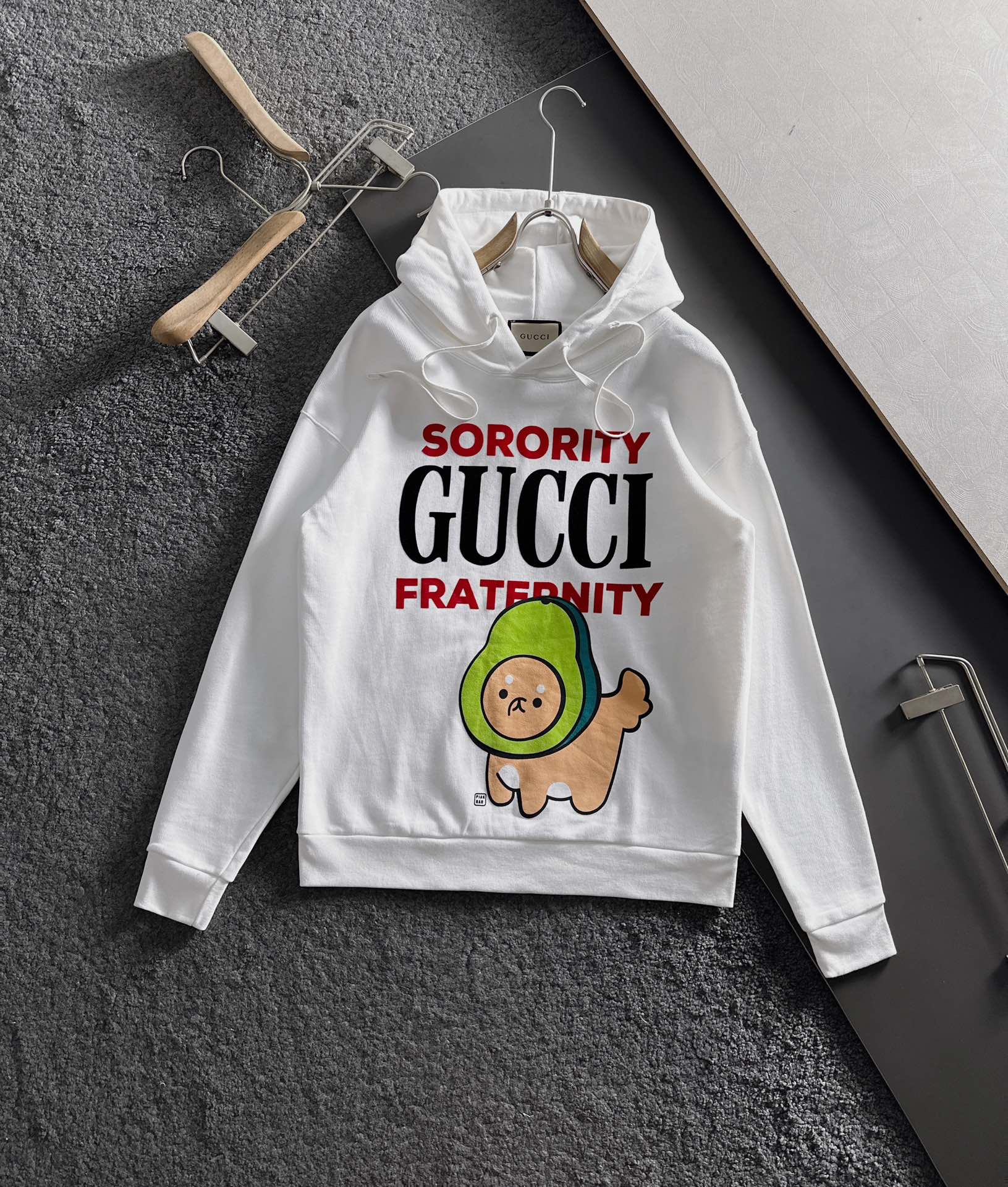 Gucci高仿男女款白色連帽T酪梨狗插圖設計質感可愛兼具