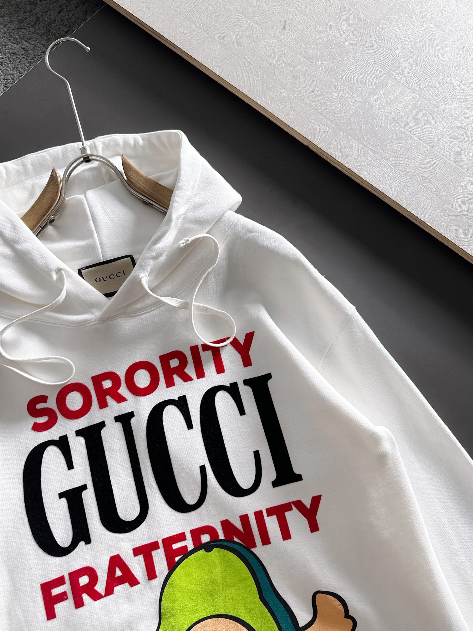 Gucci高仿男女款白色連帽T酪梨狗插圖設計質感可愛兼具| 11 Gucci高仿男女款白色連帽T酪梨狗插圖設計質感可愛兼具