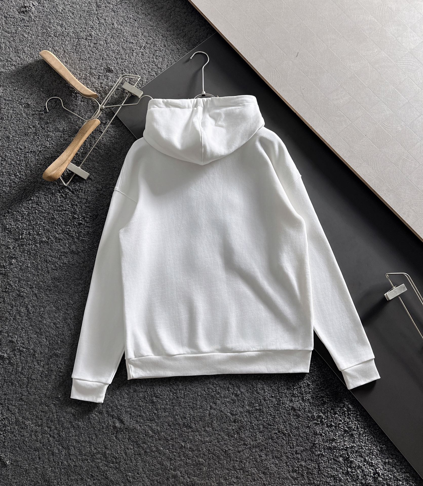 Gucci高仿男女款白色連帽T酪梨狗插圖設計質感可愛兼具| 7 Gucci高仿男女款白色連帽T酪梨狗插圖設計質感可愛兼具