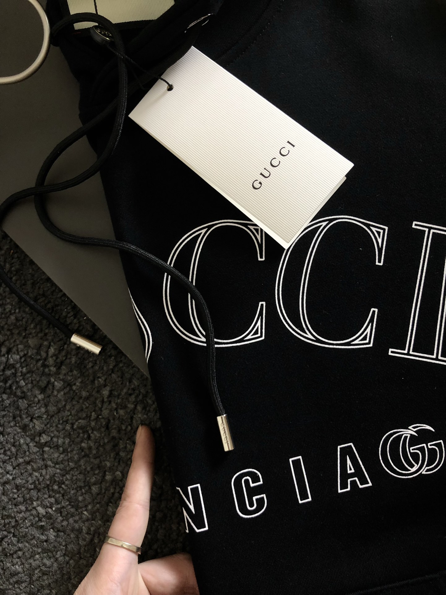 Gucci x Balenciaga高仿男款黑色衛衣 聯名款LOGO印花設計潮感十足| 11 Gucci x Balenciaga高仿男款黑色衛衣 聯名款LOGO印花設計潮感十足