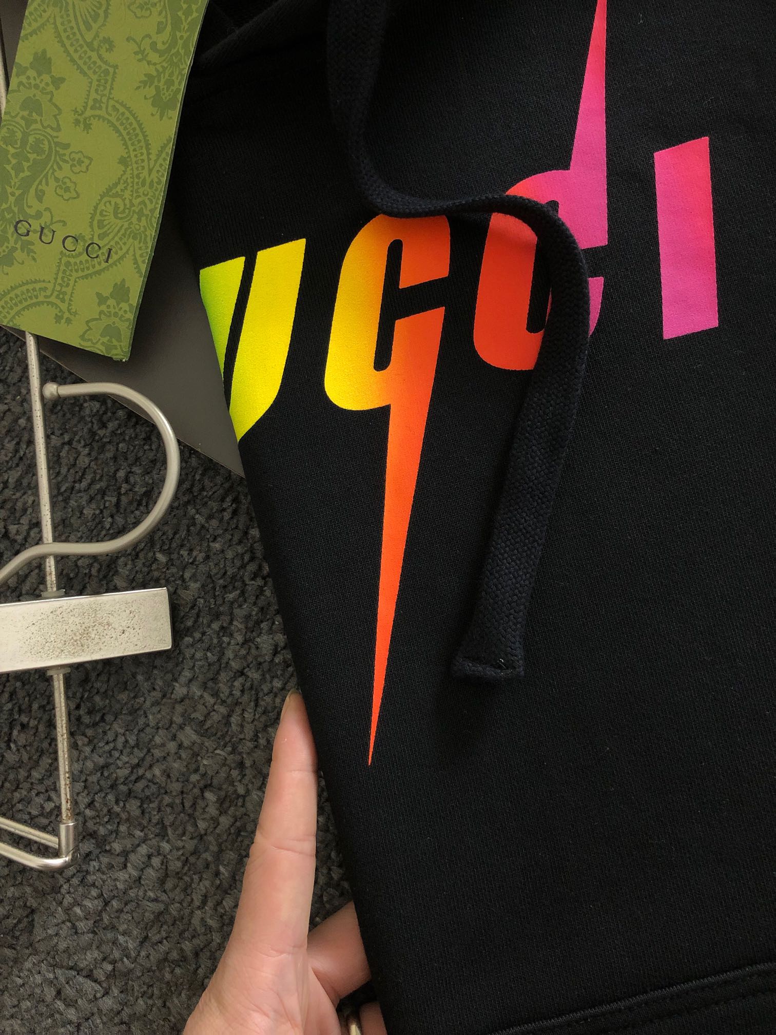 Gucci一比一男款黑色彩虹字樣連帽衛衣 彩標字體展現潮流個性| 12 Gucci一比一男款黑色彩虹字樣連帽衛衣 彩標字體展現潮流個性