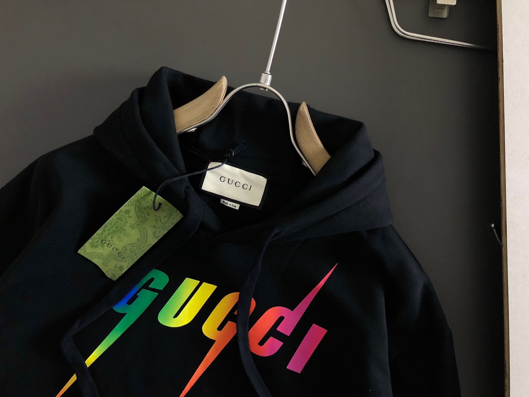 Gucci一比一男款黑色彩虹字樣連帽衛衣 彩標字體展現潮流個性| 11 Gucci一比一男款黑色彩虹字樣連帽衛衣 彩標字體展現潮流個性