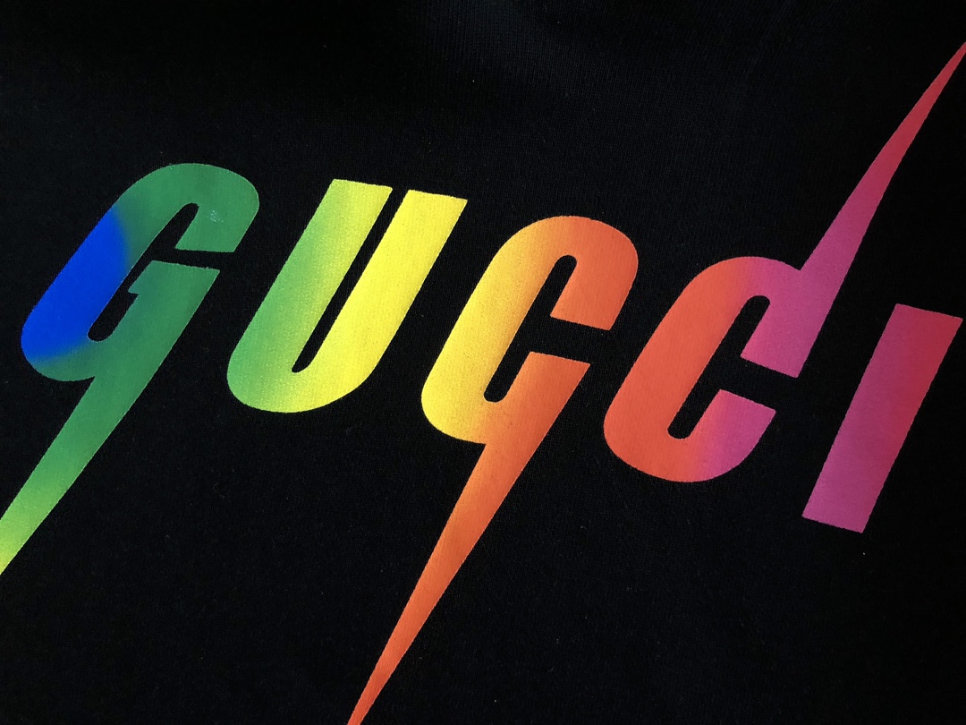 Gucci一比一男款黑色彩虹字樣連帽衛衣 彩標字體展現潮流個性| 9 Gucci一比一男款黑色彩虹字樣連帽衛衣 彩標字體展現潮流個性