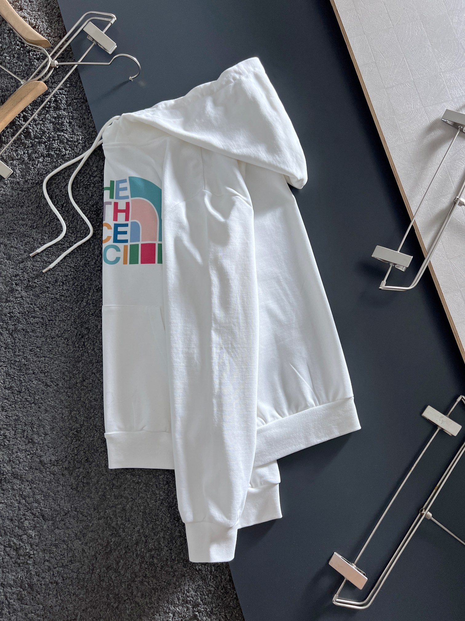Gucci高仿聯名款白色連帽衛衣 THE NORTH FACE 經典雙品牌設計| 14 Gucci高仿聯名款白色連帽衛衣 THE NORTH FACE 經典雙品牌設計
